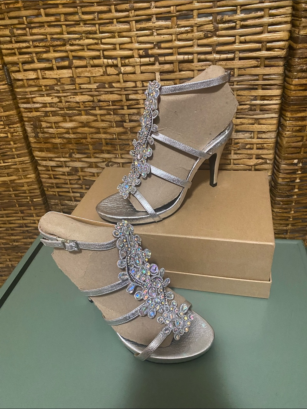 NWOT J. Renee wedding prom Silver Jeweled ankle strap 3 1/2 inch Heel 7 1/2